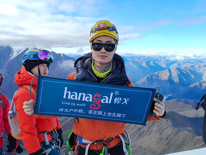 Освојување на врвови покриени со снег: сигурни чевли за планинарење за екстремни авантури